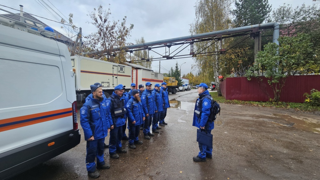 Тренировка по погрузке и выгрузке специальных автомобилей и контейнеров с оборудованием 